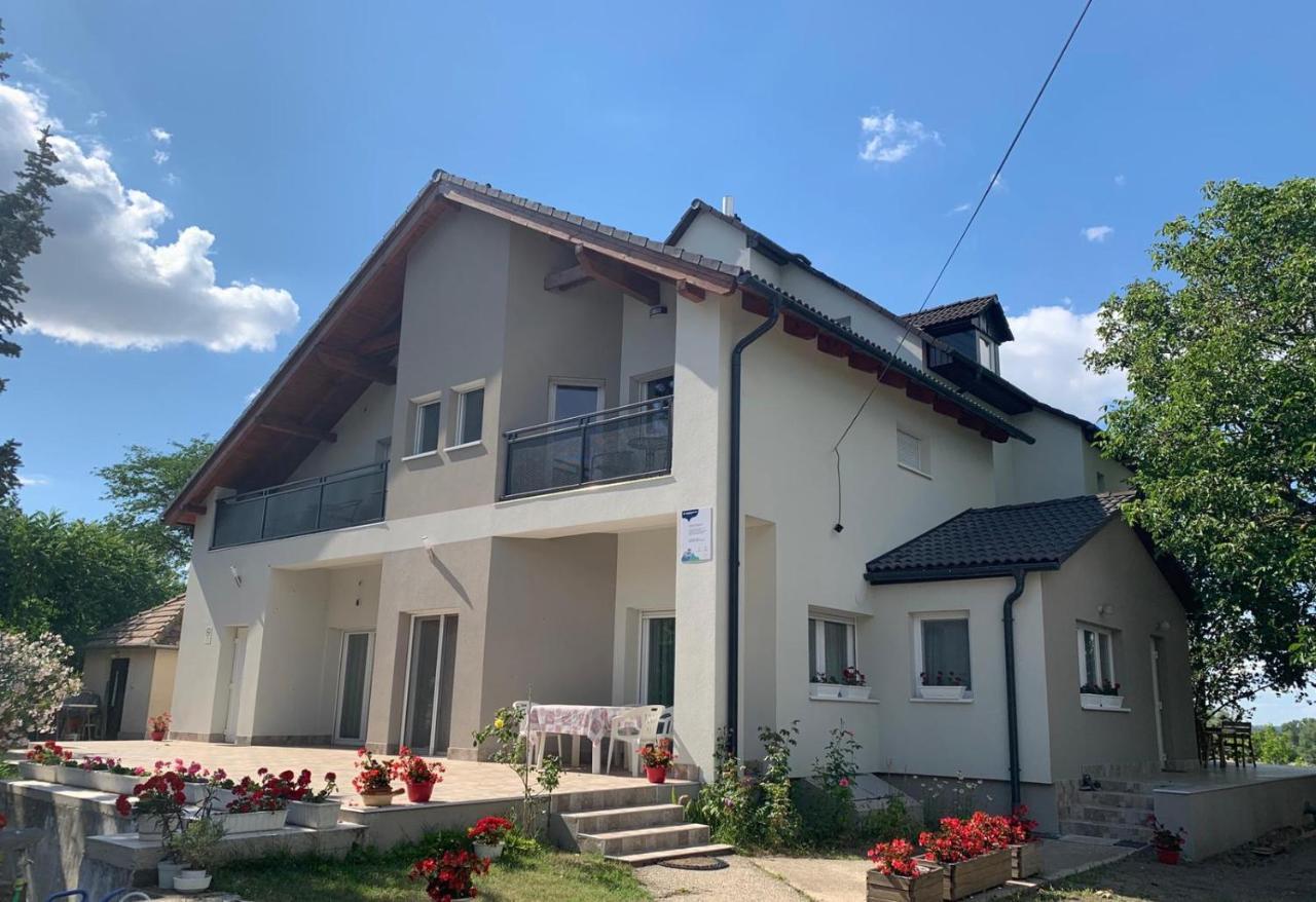 Bed and Breakfast Monostor Panzió Komárom Esterno foto