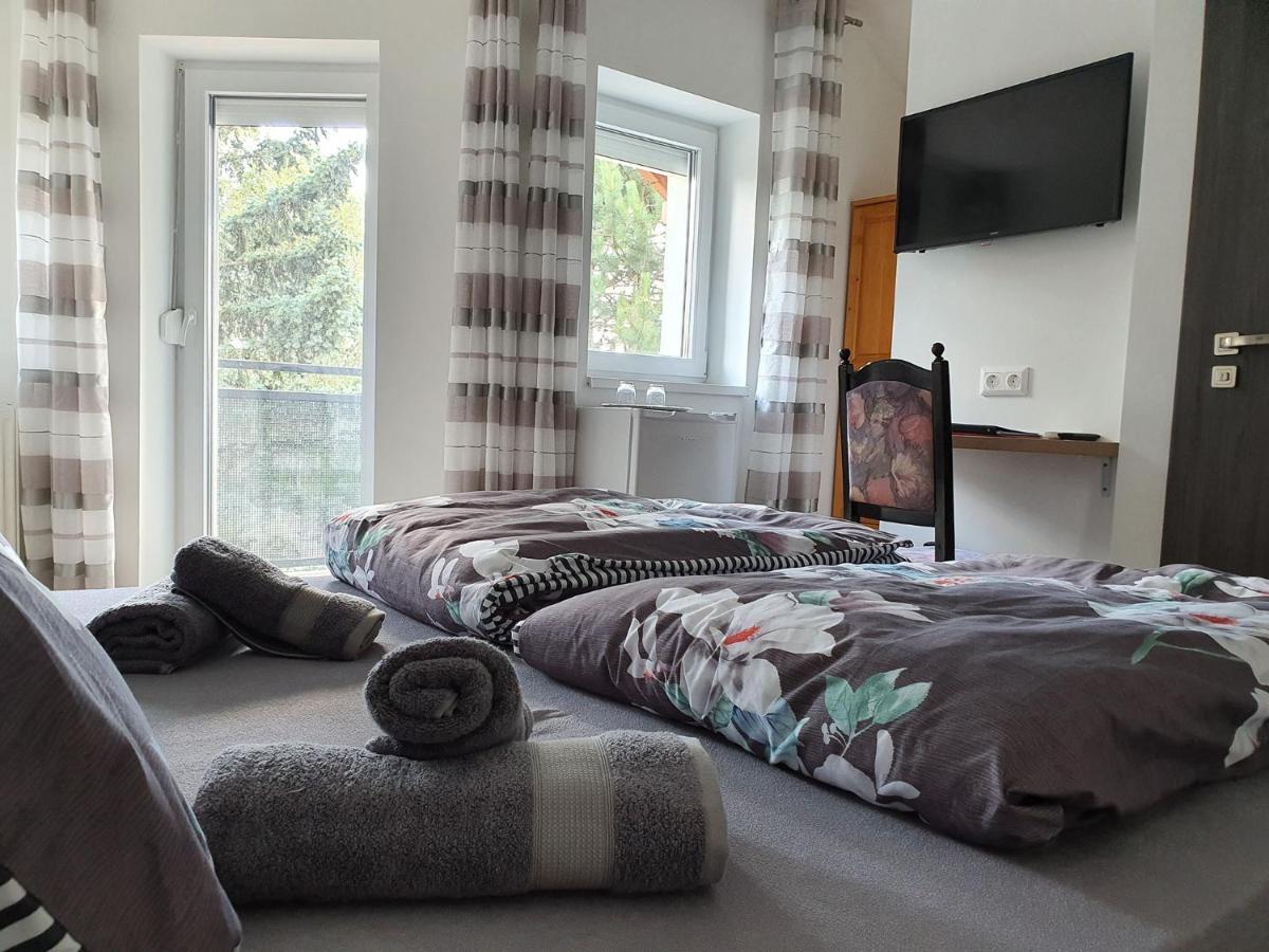 Bed and Breakfast Monostor Panzió Komárom Esterno foto