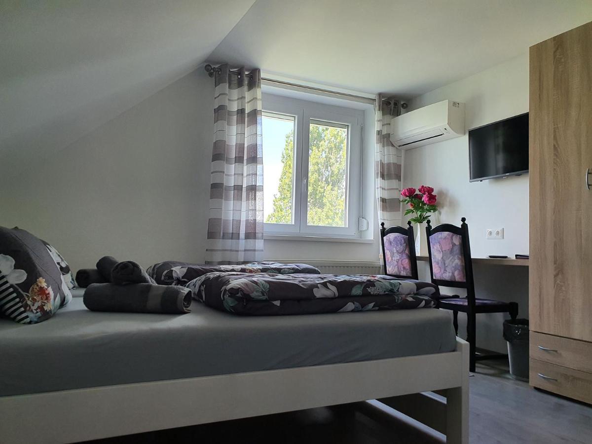 Bed and Breakfast Monostor Panzió Komárom Esterno foto