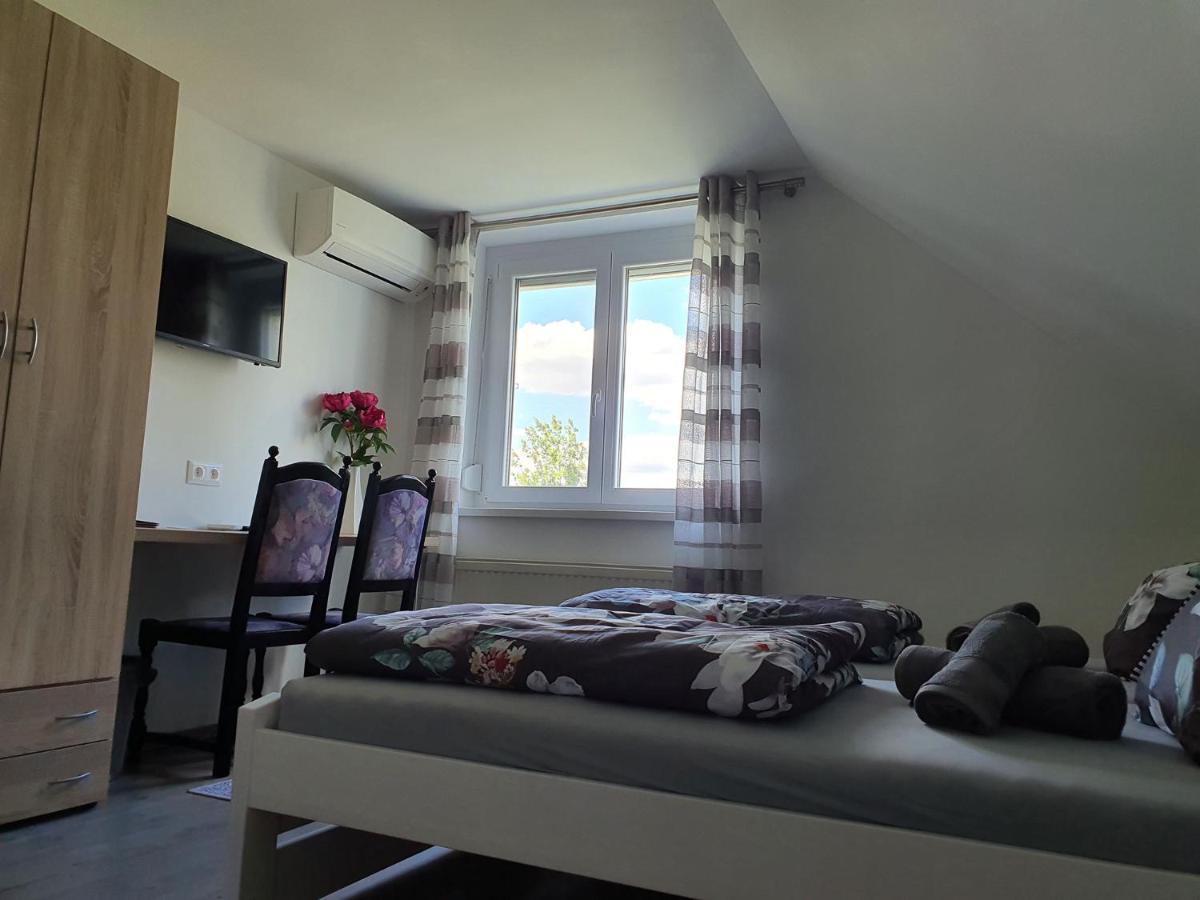 Bed and Breakfast Monostor Panzió Komárom Esterno foto